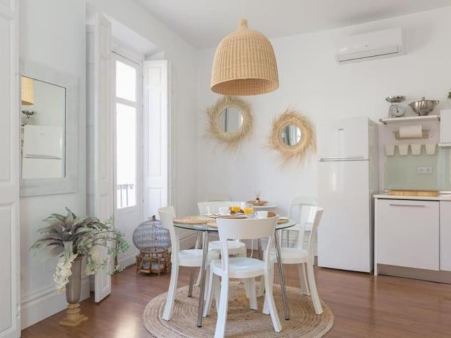 Chic Casa Cathedral At Calle Fresca 2-Bedroom Apartment In Malaga City Center Extérieur photo