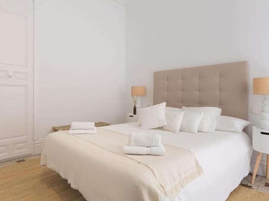 Chic Casa Cathedral At Calle Fresca 2-Bedroom Apartment In Malaga City Center Extérieur photo