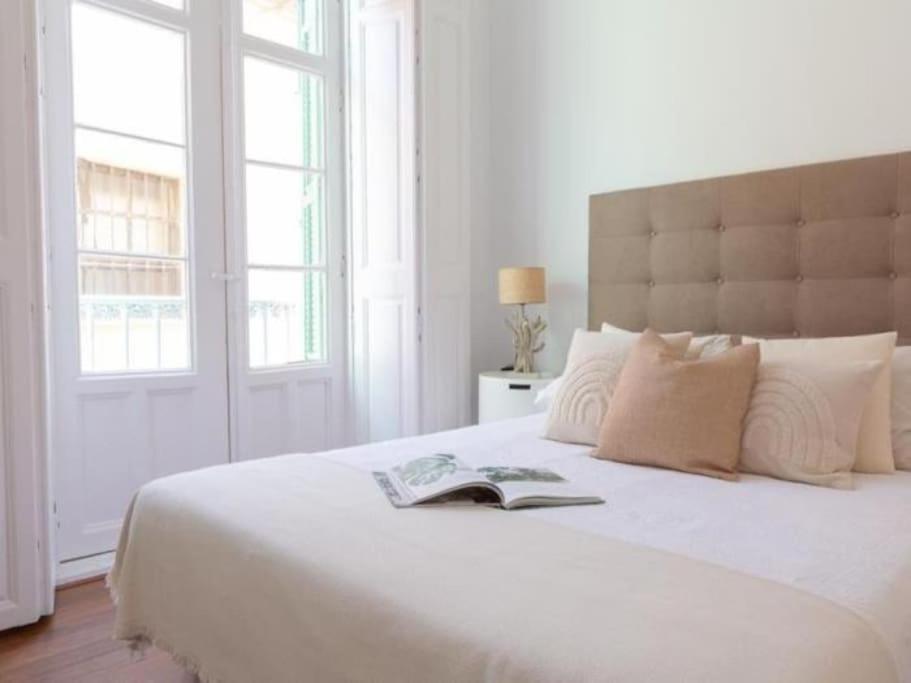 Chic Casa Cathedral At Calle Fresca 2-Bedroom Apartment In Malaga City Center Extérieur photo