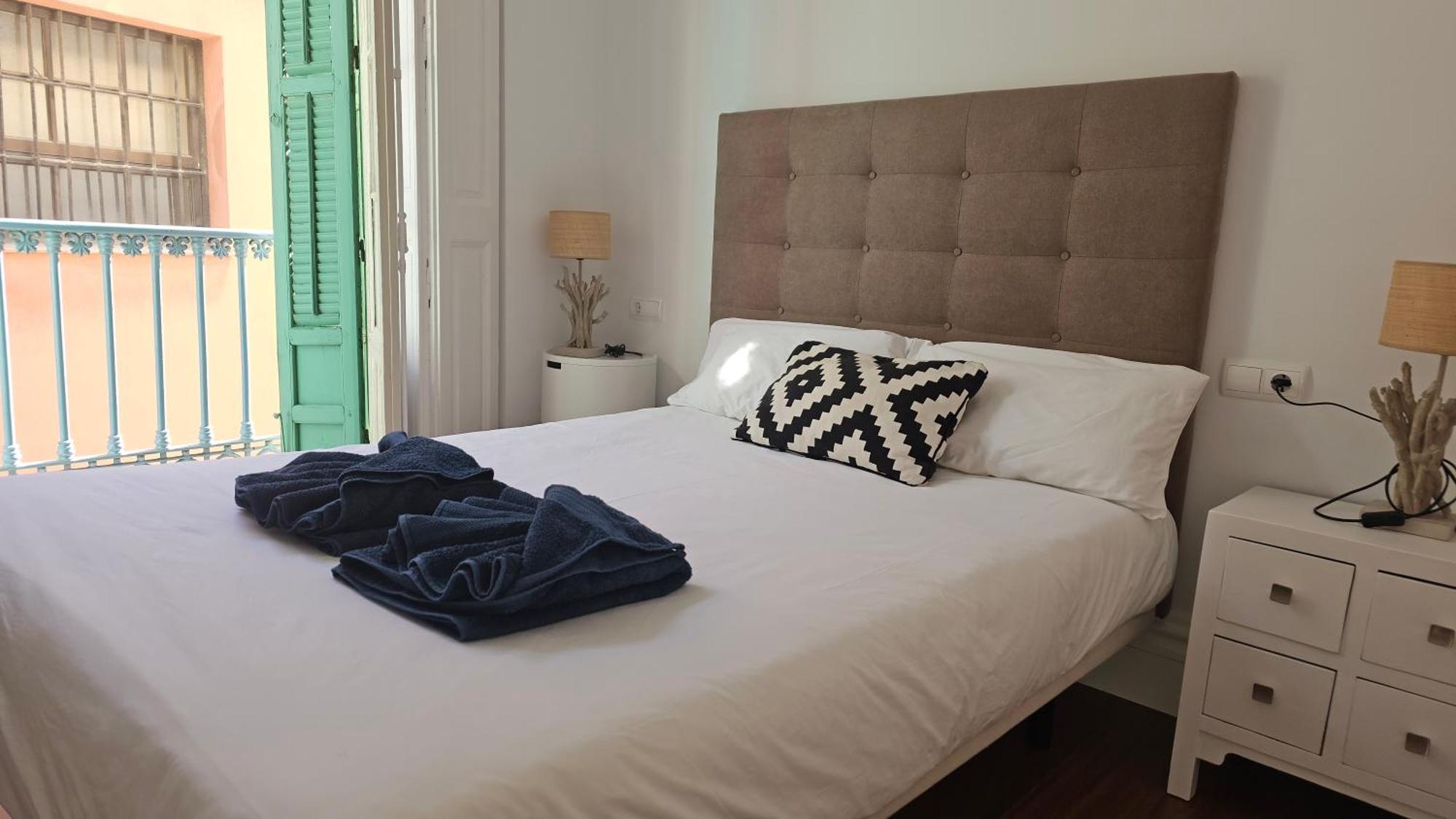 Chic Casa Cathedral At Calle Fresca 2-Bedroom Apartment In Malaga City Center Extérieur photo